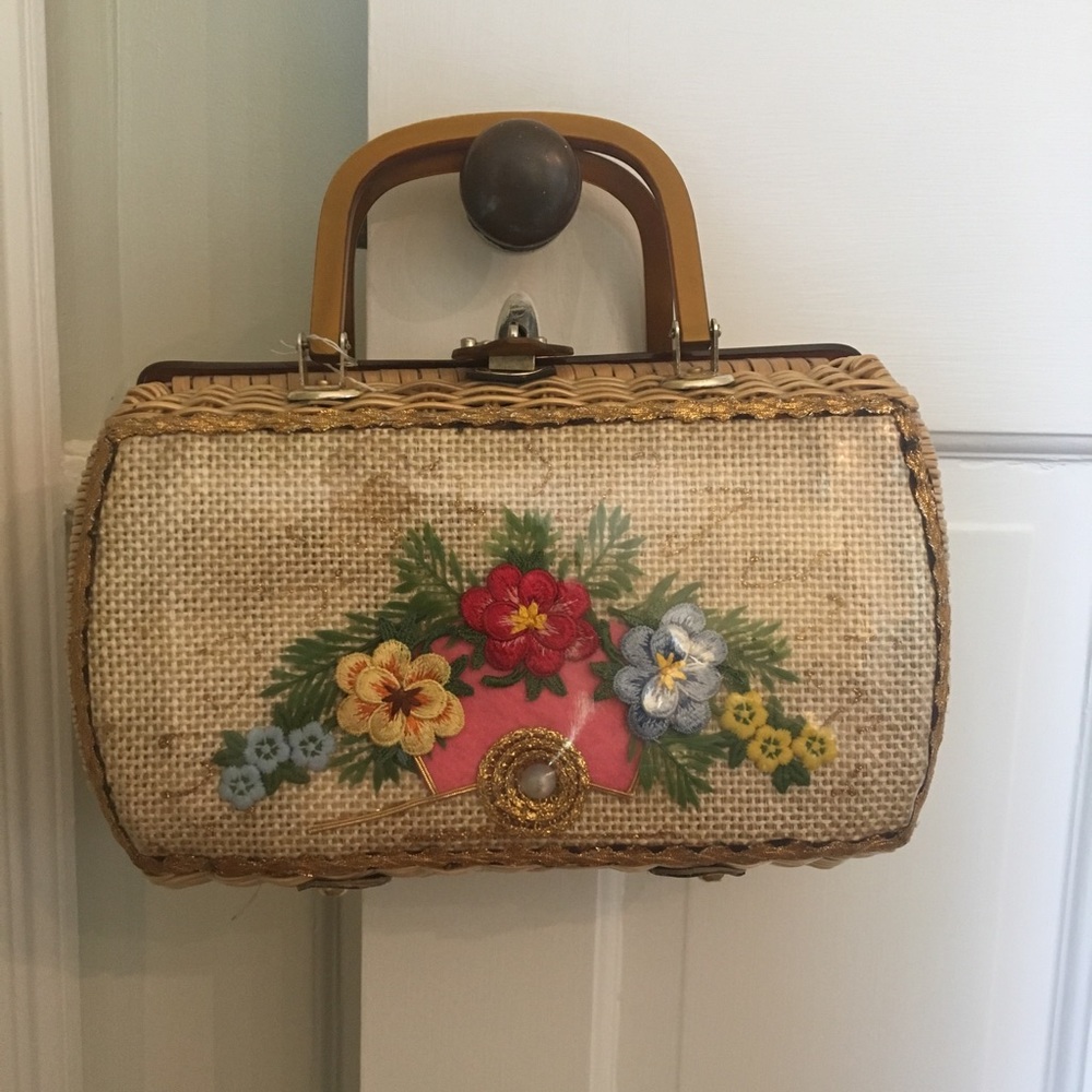 Hard wicker bag with flower detail and tortoise